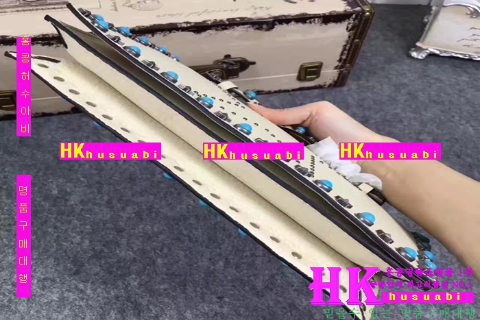 NEW �߷�Ƽ�� �Ż� ������ ���͵� ũ�ν��� VT170324-6